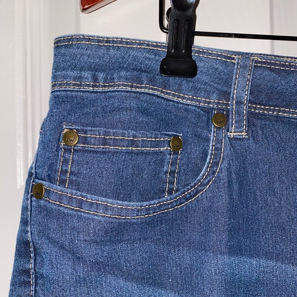 Denver Hayes Denim Capris - Picture 3 of 6